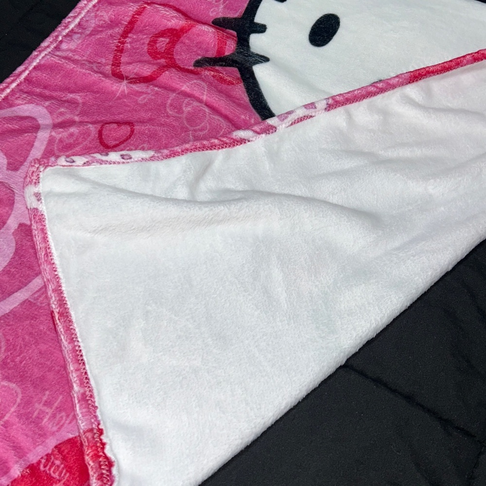 Hello Kitty Pink Blanket - Picture 4 of 8